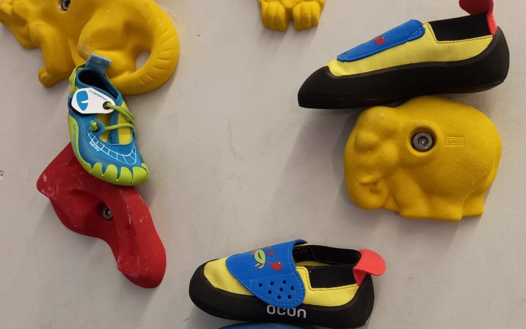 Kinderkletterschuhe in der Bloc Hütte